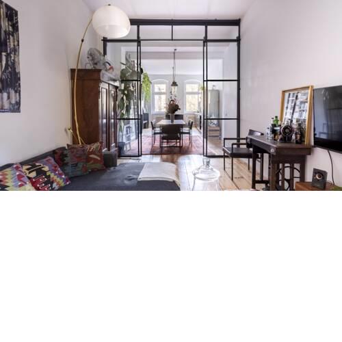 Plum Guide - Mise en Scene